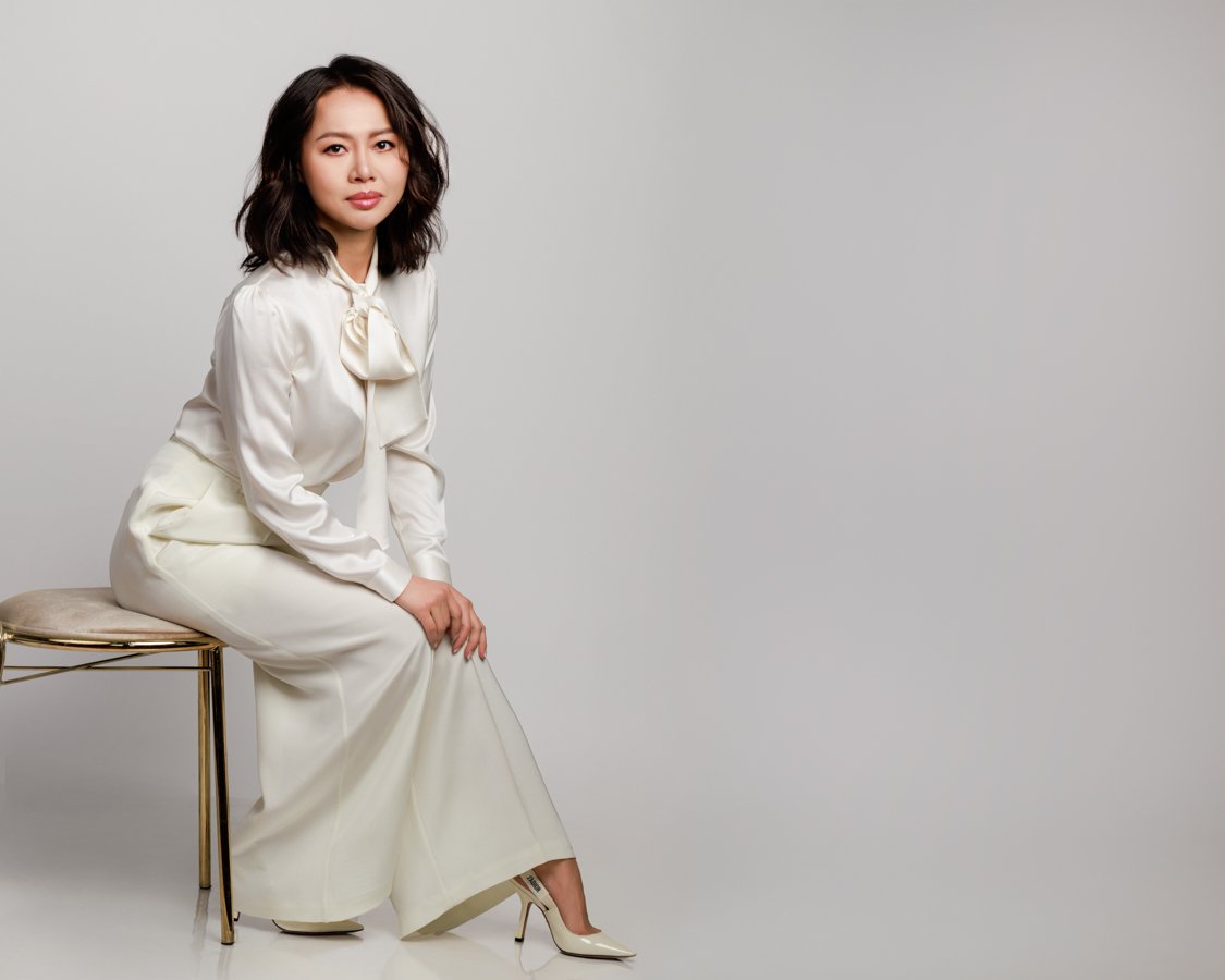 How to look slimmer in a headshot - Bay Area professional headshot photography by Pooja in San Ramon