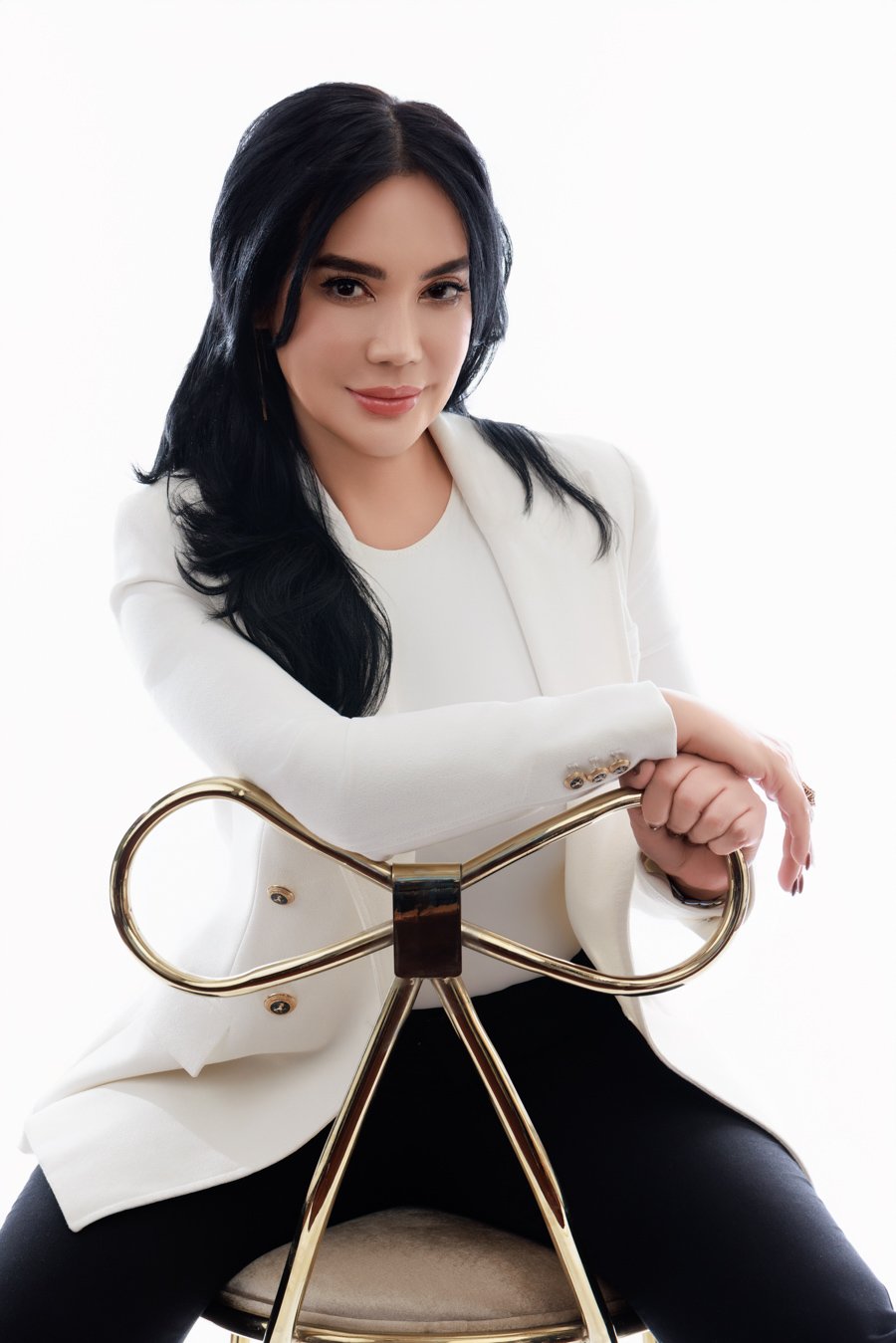 Headshots & Branding For Women Leaders 48 Person in white blazer seated elegantly.