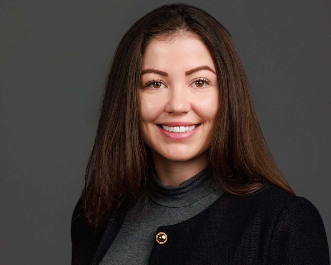 Professional women's headshot in a well-fitted blazer — executive portrait photography Bay Area by Pooja Ahuja